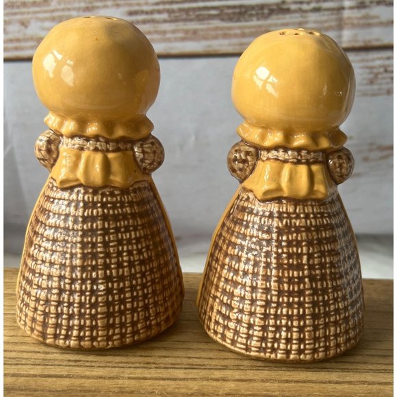VTG 70's Sittre Ceramic Burlap Dolls Salt and Pepper Shakers Yellow/Brown Button - Picture 4 of 9